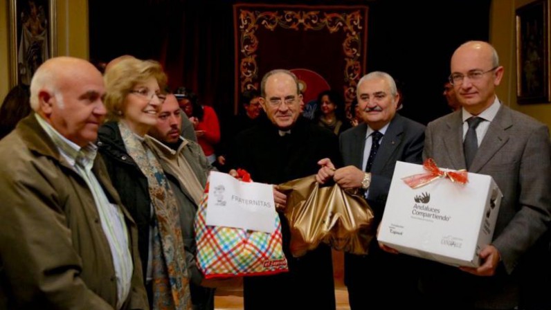 Fraternitas entrega sus lotes de comida a vecinos de las Tres Mil Viviendas