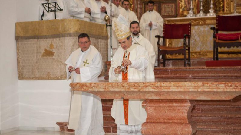 La iglesia parroquial Santa María la Blanca de Fuentes de Andalucía se reabre al culto