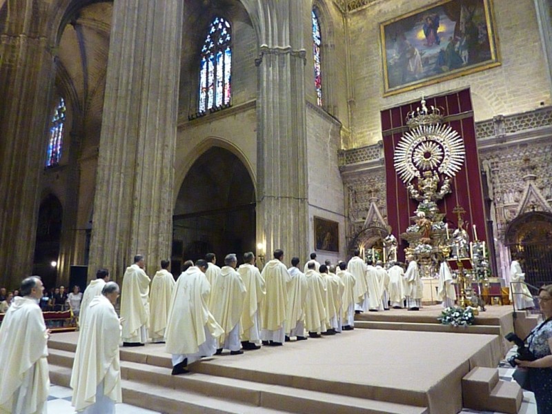 Mons. Saiz impartirá el sacramento del orden del diaconado a ocho jóvenes y del presbiterado a un nuevo aspirante