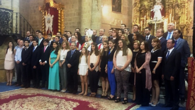 Mons. Asenjo confirma a 50 jóvenes y adultos en Santiago el Mayor de Alcalá de Guadaíra
