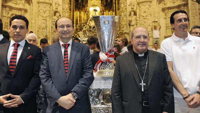 El Sevilla FC ofreció su cuarta Europa League a la patrona