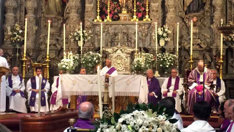 Compañeros y fieles despiden a Carlos Martínez en una Misa presidida por el Arzobispo