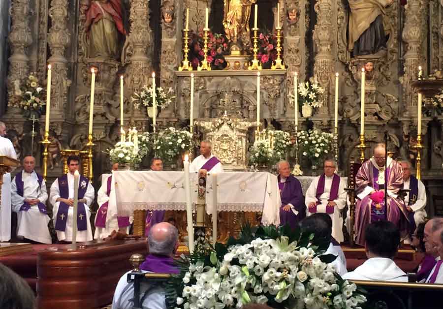 Compañeros y fieles despiden a Carlos Martínez en una Misa presidida por el Arzobispo