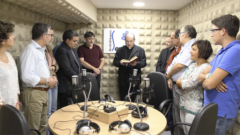 Mons. Juan José Asenjo bendice el nuevo estudio de radio del Arzobispado