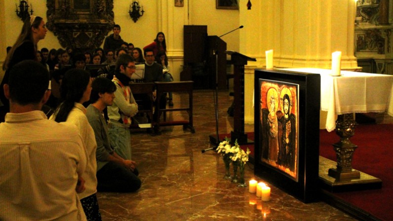 Los universitarios de Sevilla oran por la paz