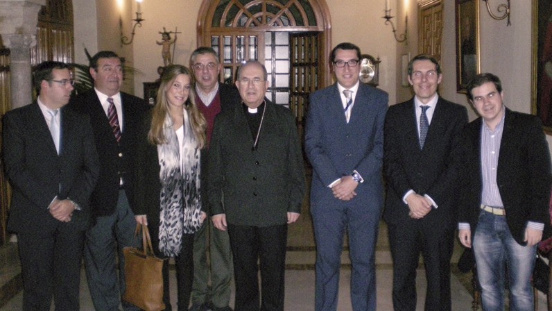 El Arzobispo con los titulados del Instituto Superior de Ciencias Religiosas