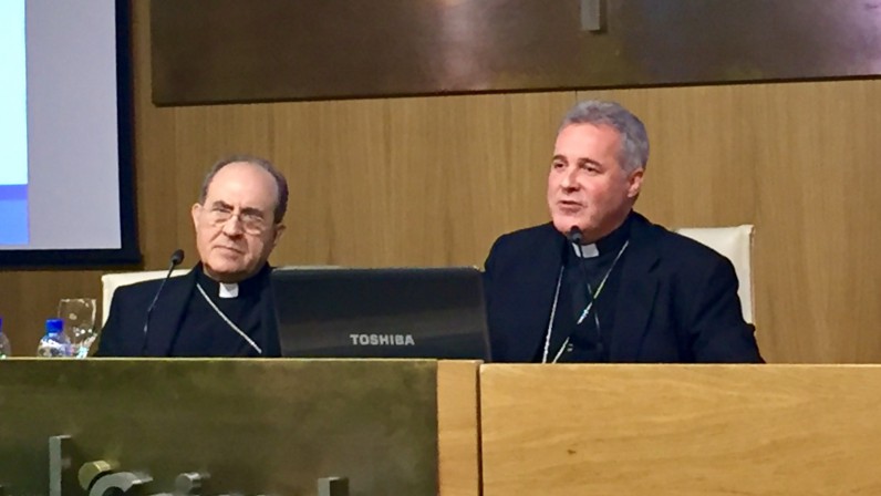 Mons. Iceta clausura la Semana de la Familia con la vista puesta en el documento sobre el Sínodo que podría publicar el Papa en marzo