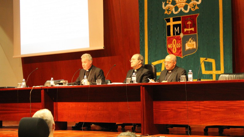 Mons. Iceta en Sevilla: “la comunión familiar es camino para la santidad”