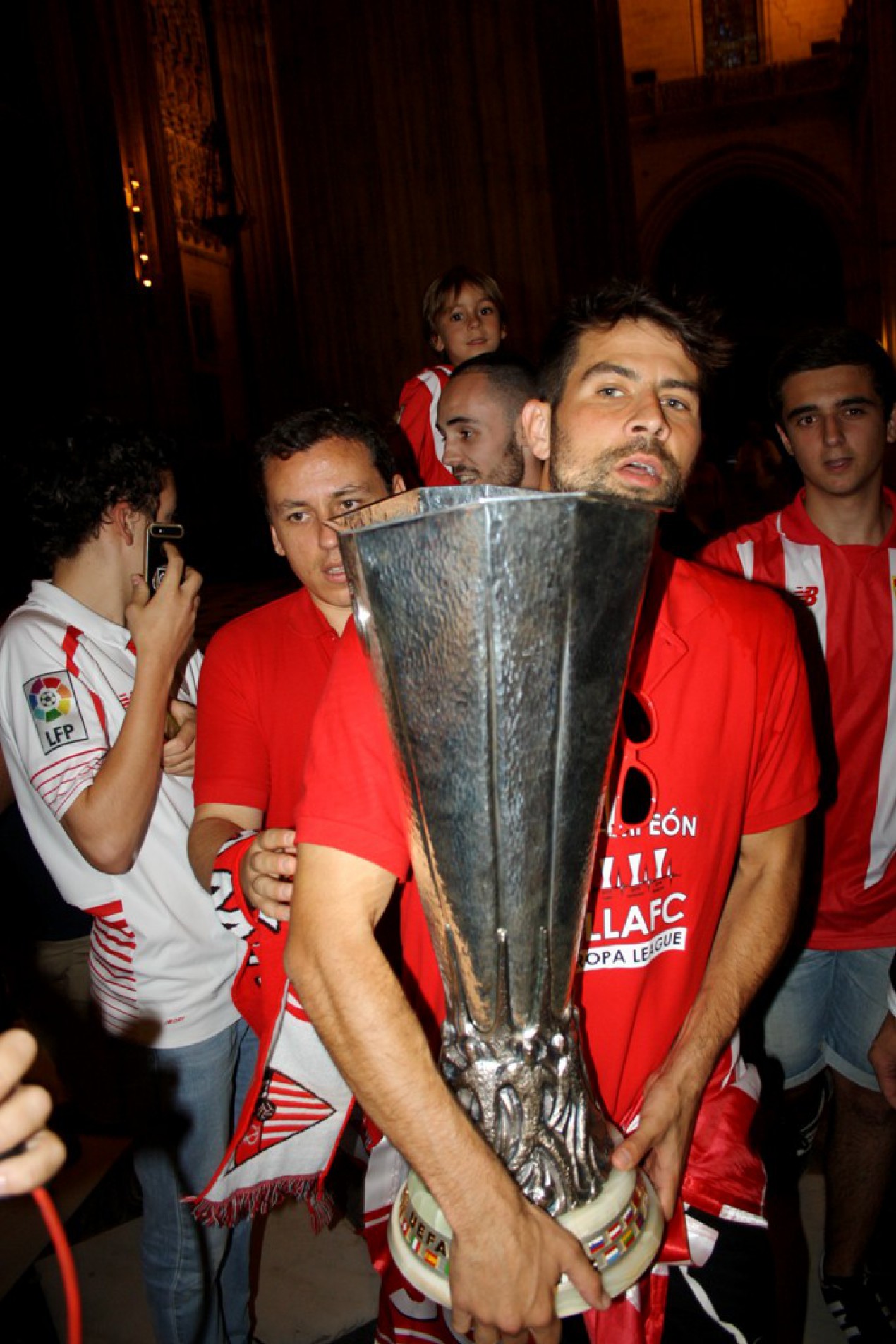 El Sevilla FC ofrece su quinta UEFA Europa League a la Virgen de los Reyes