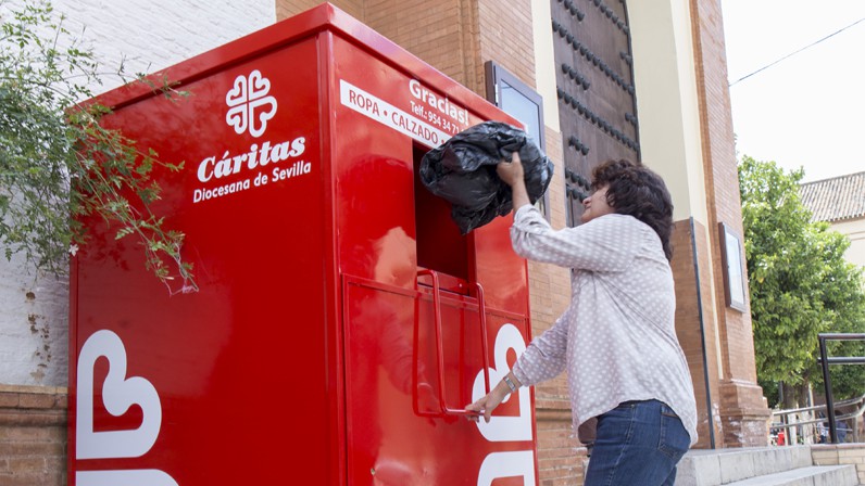 “Comparte, dona tu ropa usada”, el nuevo proyecto textil de Cáritas Sevilla