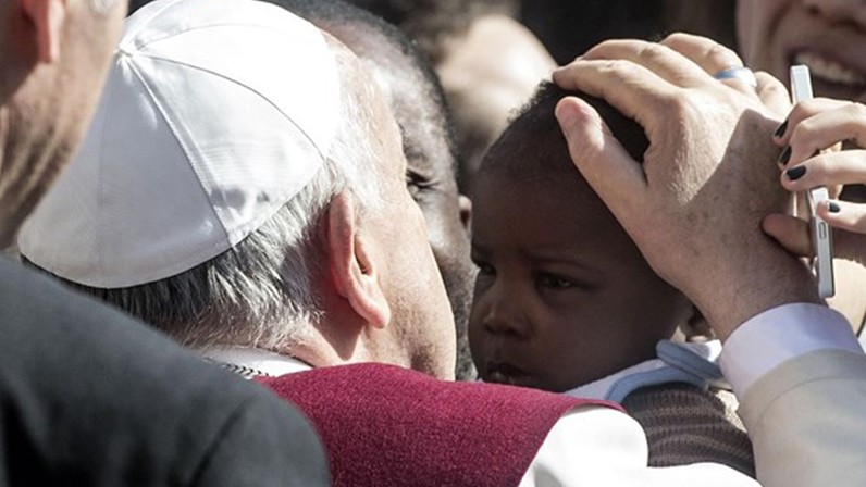 El Papa refuerza el compromiso de la Iglesia en la defensa de los más débiles