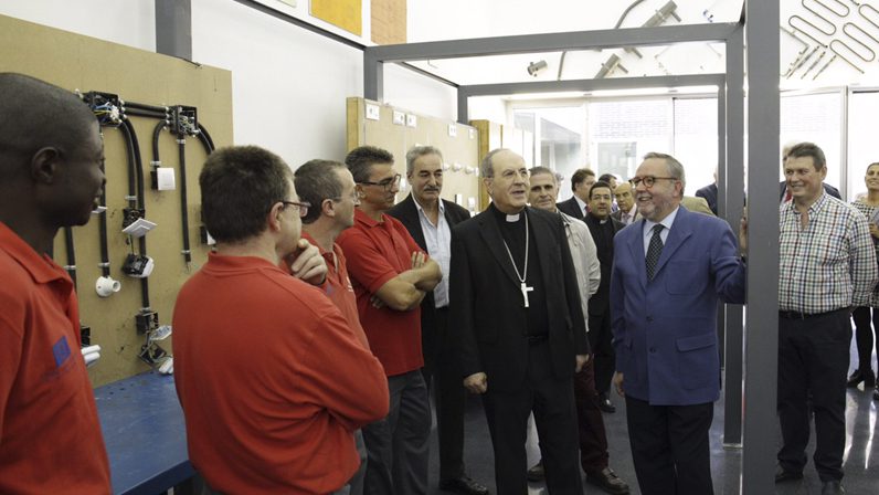 Monseñor Asenjo inaugura el nuevo Centro Diocesano de Empleo