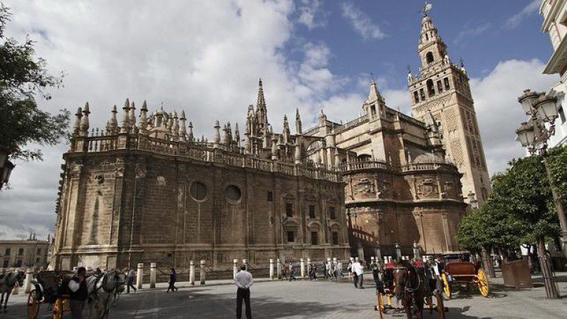 La Catedral de Sevilla acogerá el funeral por el cardenal Amigo la mañana del sábado