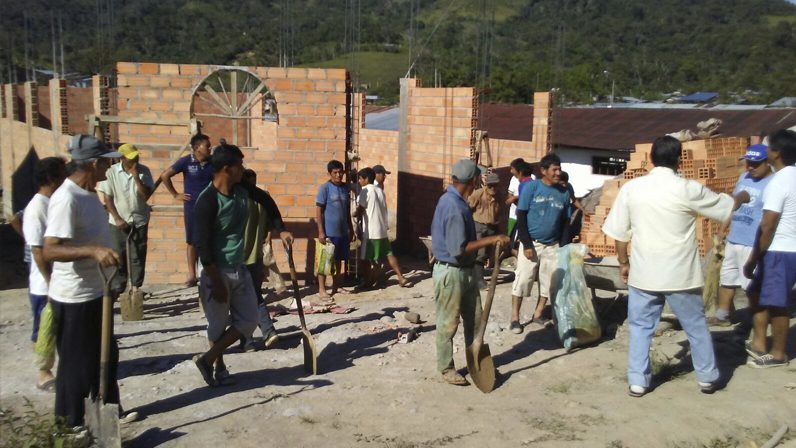 Construcción de una capilla en la misión de Moyobamba (Perú)