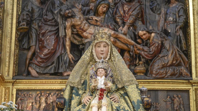 La Virgen de los Reyes ya preside la Capilla del Sagrario