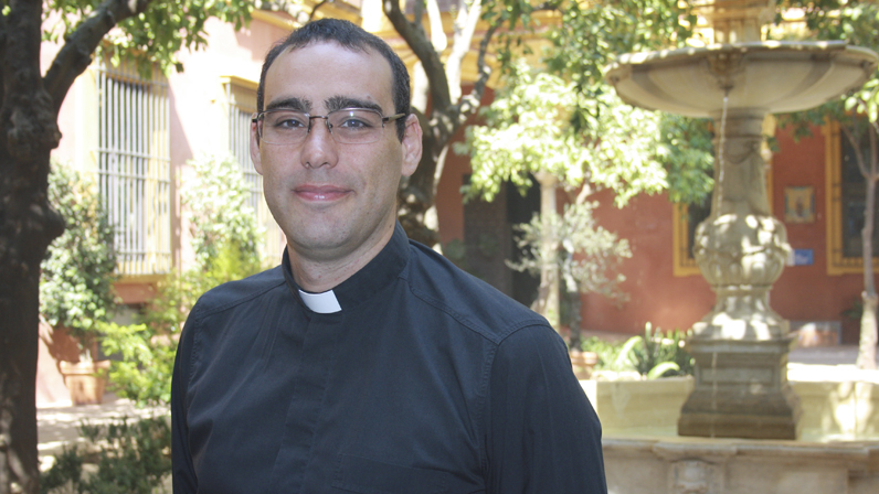El sacerdote sevillano Óscar Díaz participará en el Encuentro Internacional de Párrocos por el Sínodo en Roma
