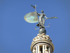 Arriba_de_la_Giralda_se_encuentra_la_escultura_del_Giraldillo,_Sevilla,_España,_Spain
