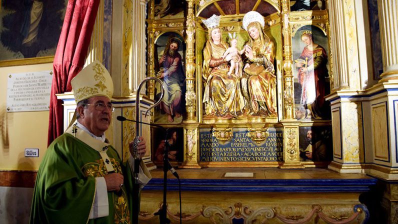 Bendición del retablo restaurado de Santa Ana en Alcalá del Río