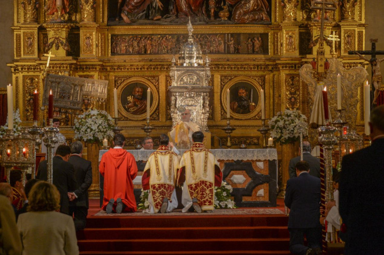 Procesión sacramental en la Parroquia del Sagrario