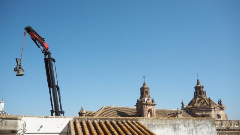 La iglesia de Santa María de Carmona emprende la restauración de su cuerpo de campanas