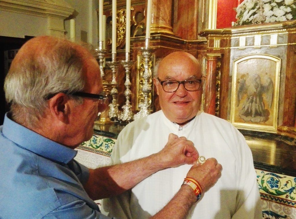 El sacristán de Valencina recibe el homenaje de la Adoración Nocturna Española