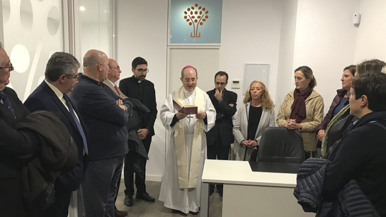 El Arzobispo de Sevilla bendice la nueva sede de Escuelas Católicas