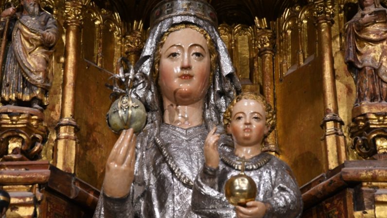 La Virgen de la Sede vuelve al altar mayor de la Catedral tras su restauración