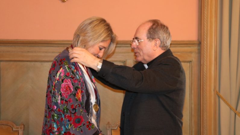 Monseñor Asenjo entrega la Medalla Pro Ecclesia Hispalense a Ana Capote