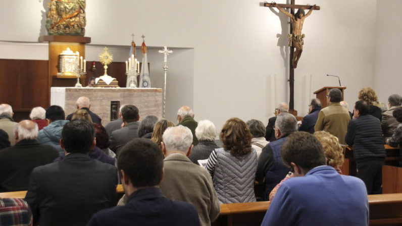 Más de 120 personas participan en la Vigilia de adoración en el Seminario