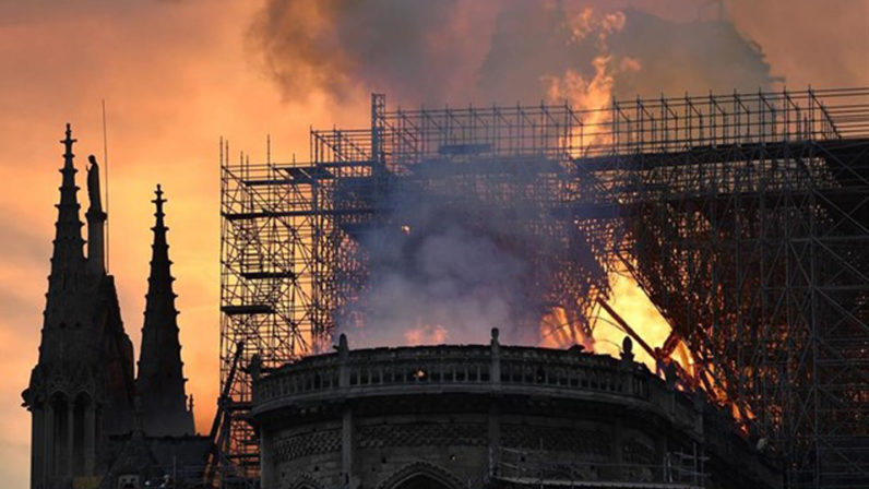 Monseñor Asenjo sobre el incendio en Notre Dame: “Dios quiera que la reconstrucción que se anuncia sea signo del resurgimiento de la cultura cristiana europea”