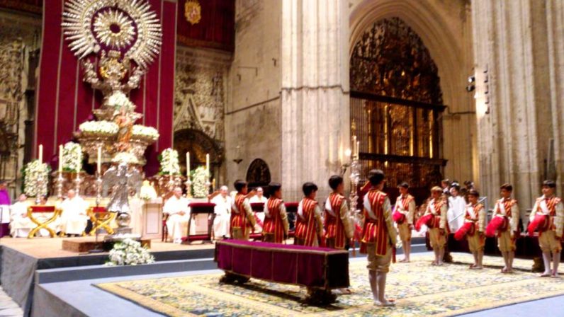 Mons. Asenjo: “La participación en la Eucaristía nos impulsa a compartir”