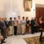 Delegación diocesana de Apostolado Seglar obsequia una cruz pectoral al Arzobispo de Sevilla