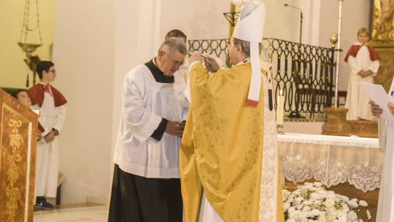 El sacristán de Fuentes de Andalucía recibe la Medalla pro Ecclesia Hispalense