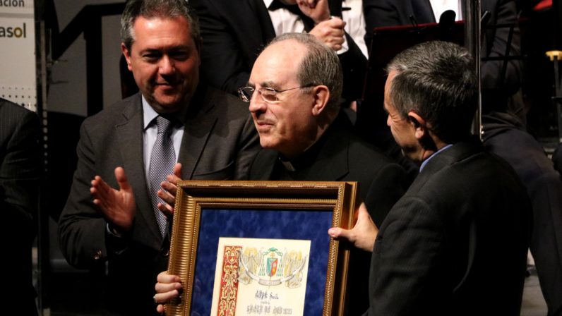 Monseñor Asenjo recibe la Saeta de Oro de COPE Sevilla