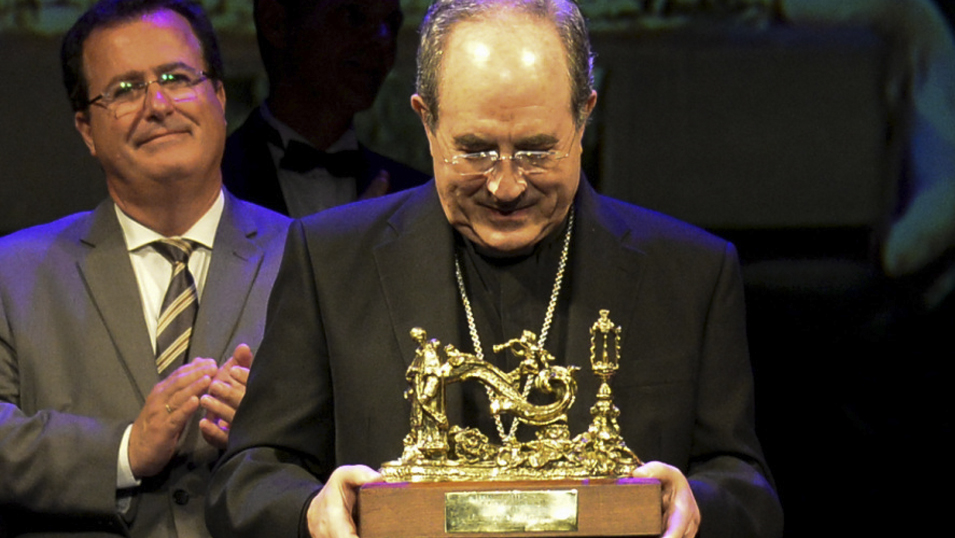 El Arzobispo de Sevilla recibe “El Llamador” de Canal Sur Radio