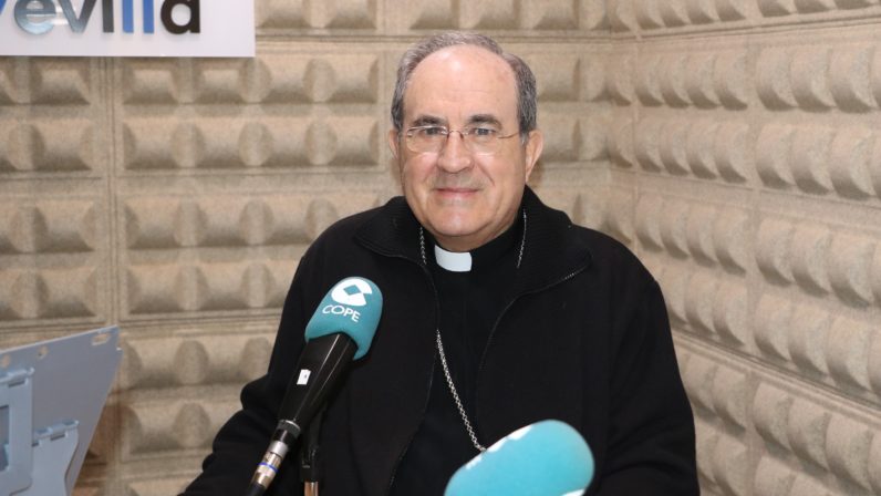 El Arzobispo de Sevilla se acerca a sus fieles a través de la radio
