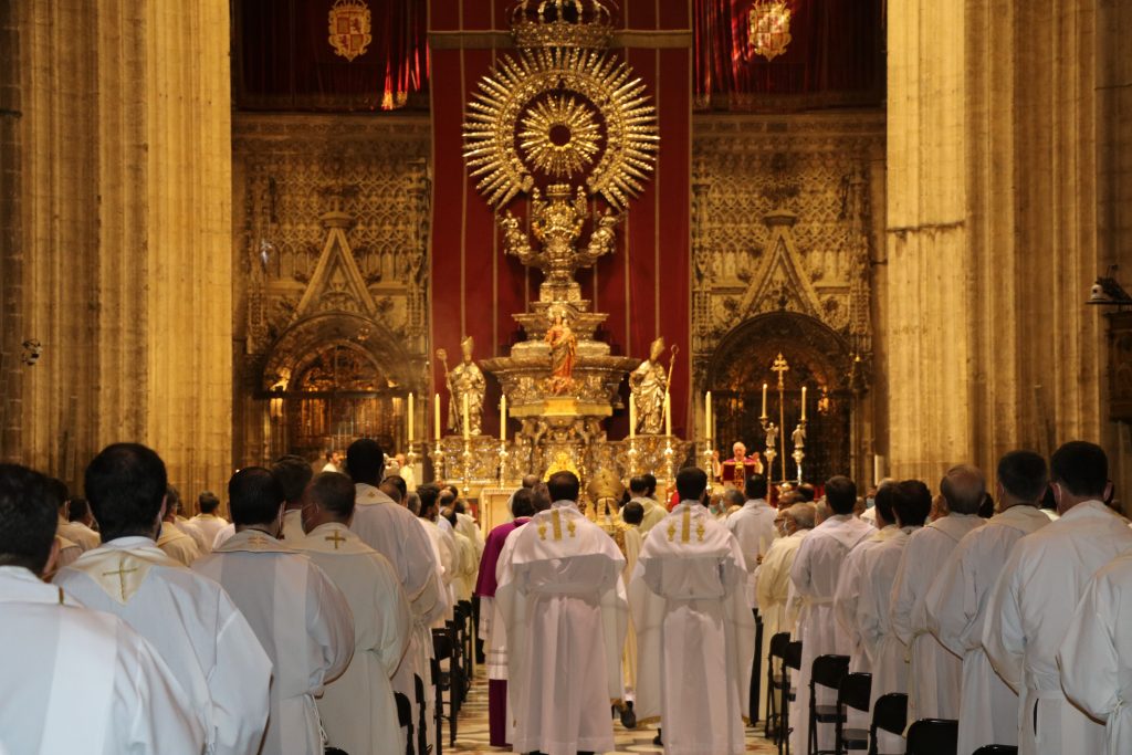 El clero sevillano renovó sus promesas sacerdotales durante la Misa Crismal