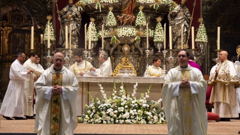 Solemnidad del Corpus Christi y procesión claustral en la Catedral de Sevilla