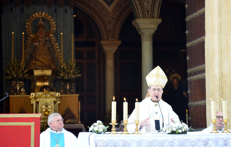 Monseñor Asenjo preside la misa de acción de gracias por la restauración del retablo de Consolación