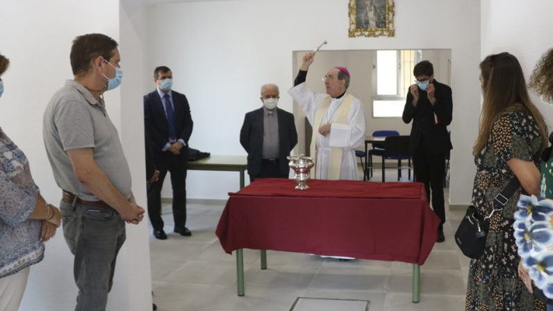 Monseñor Asenjo bendice las nuevas instalaciones del colegio diocesano de San Bernardo