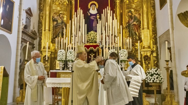 El sacristán de San Andrés recibe la Medalla pro Ecclesia Hispalense
