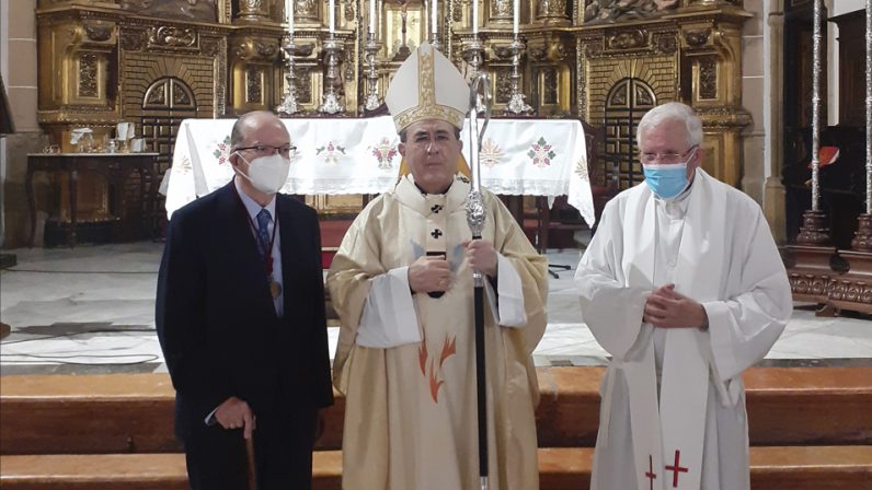 El archivero de la Parroquia de San Pedro recibe la Medalla Pro Ecclesia Hispalense