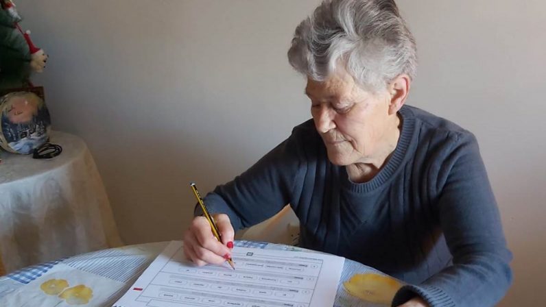 El voluntariado de Cáritas elabora un cuaderno para mejorar la memoria de las personas mayores