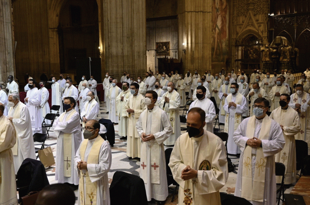 El clero de Sevilla renovó sus promesas sacerdotales durante la Misa Crismal hoy Martes Santo