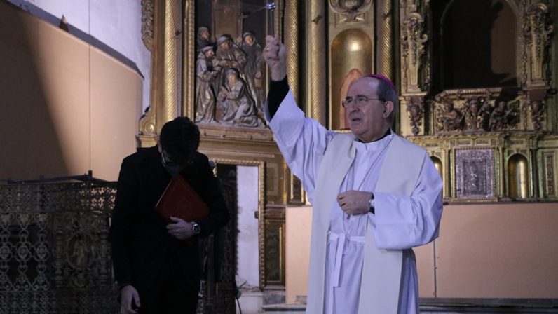 Monseñor Asenjo bendice el inicio de las obras de restauración de Santa Clara