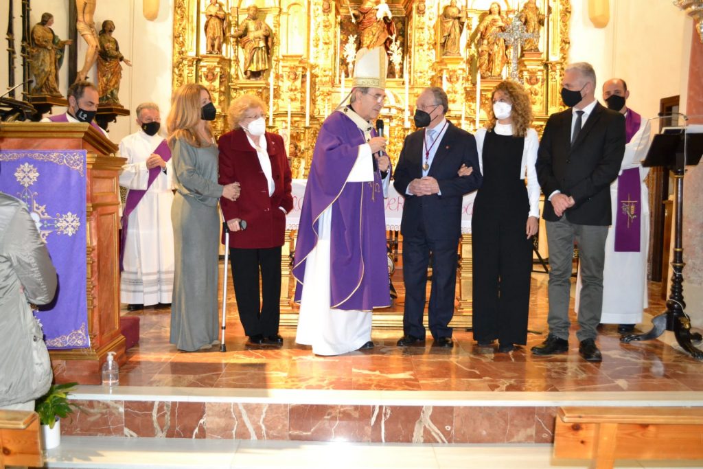 Monseñor Asenjo concede la medalla Pro Ecclesia Hispalense a Diego Gómez, de la Parroquia Nuestra Señora de las Nieves