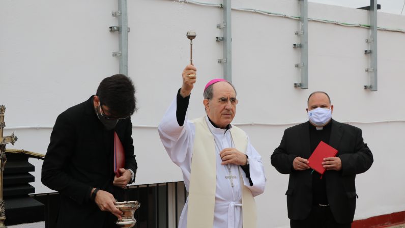 Monseñor Asenjo bendice la instalación de energía solar fotovoltaica del Colegio Nuestra Señora del Valle