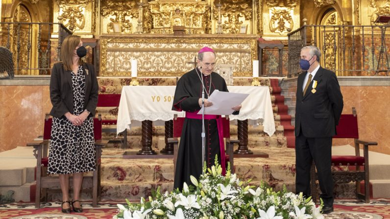 Monseñor Asenjo entrega la Medalla Pro Ecclesia et Pontifice a Patricio Rodríguez-Buzón
