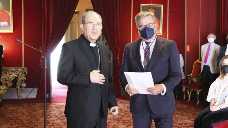 Monseñor Asenjo entrega la Medalla Pro Ecclesia Hispalense a Faustino Valdés