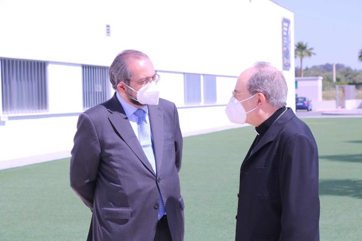 Mons. Asenjo bendice el módulo de Bachillerato del Colegio CEU San Pablo Sevilla